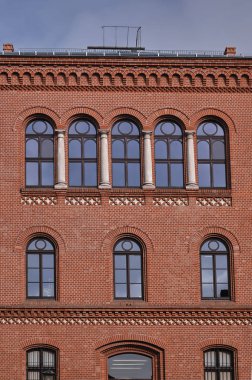 Tarihsel kırmızı tuğla bina 