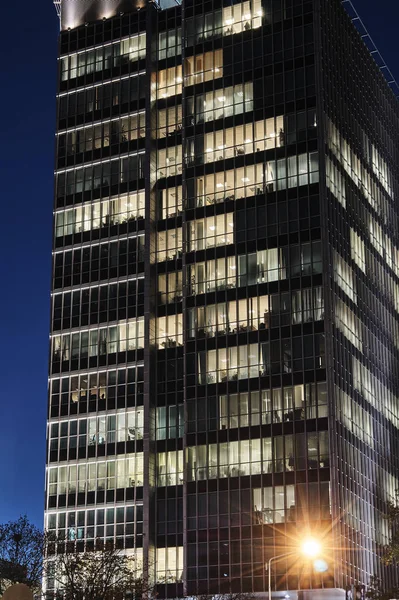 Vista noturna do edifício de escritórios moderno — Fotografia de Stock