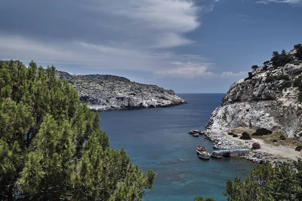 A hajó az Anthony Quinn-öböl — Stock Fotó