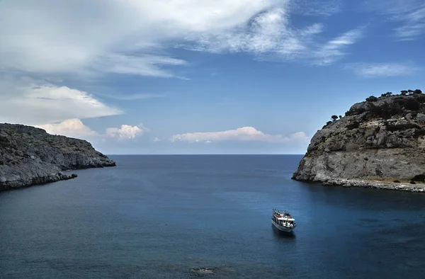 Het schip in de in Anthony Quinn Bay — Stockfoto