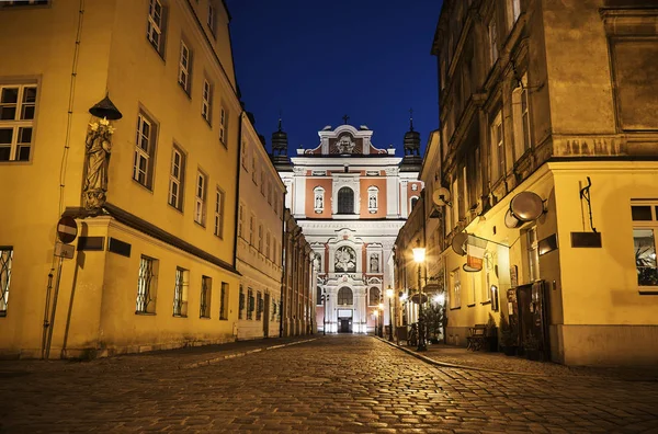 Fassade der barocken katholischen Kirche — Stockfoto