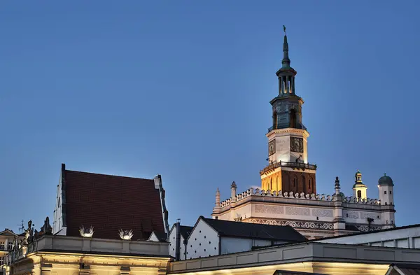 Renesanční radnice věž s hodinami — Stock fotografie