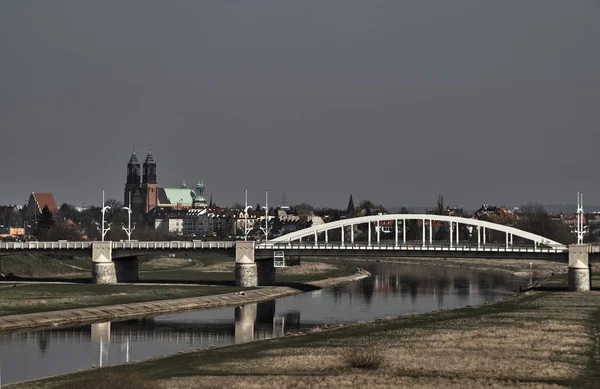 Most na rzece Warta i wież katedry — Zdjęcie stockowe