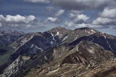 Kayalık tepeler ve bulutlu gökyüzü