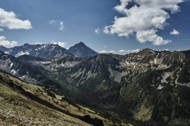 Kayalık tepeler ve bulutlu gökyüzü 