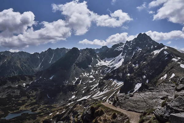 Skalnatými vrcholy a zamračenou oblohou — Stock fotografie