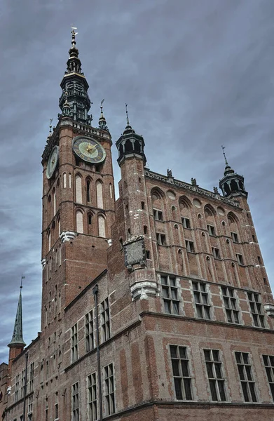 L'hôtel de ville historique avec tour de l'horloge de la ville principale — Photo