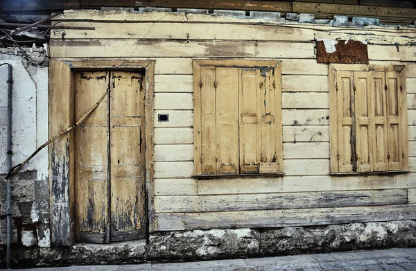 Dřevěné dveře a okenice bytového domu — Stock fotografie