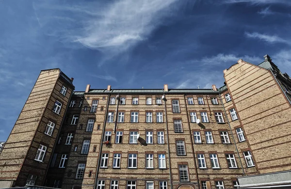 De gevel van rode bakstenen gebouw — Stockfoto