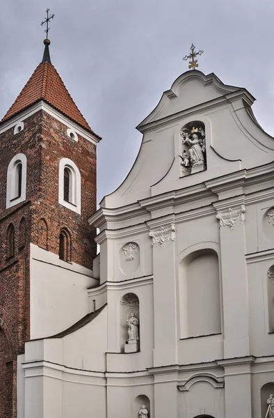 Barokní průčelí kostela s gotická zvonice — Stock fotografie