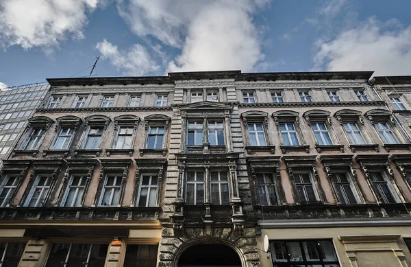 Een gevel van een Art Nouveau herenhuis naast een modernistisch gebouw — Stockfoto