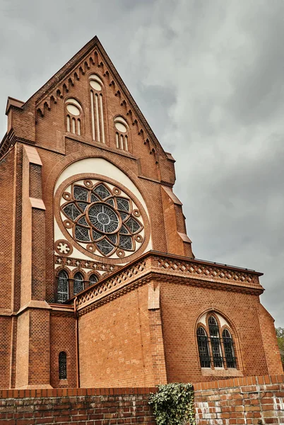 新哥特式教堂的花环 — 图库照片