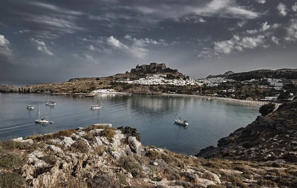 Forteresse médiévale et maisons blanches — Photo