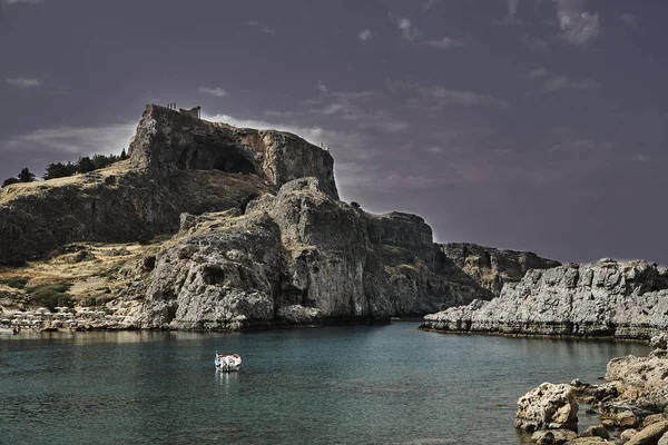 Bir kayanın üstüne Ortaçağ Kalesi — Stok fotoğraf