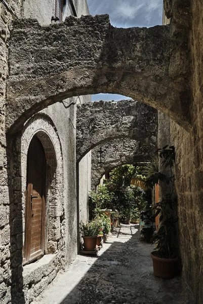 Zaułek średniowieczny i kamiennych budynków — Zdjęcie stockowe