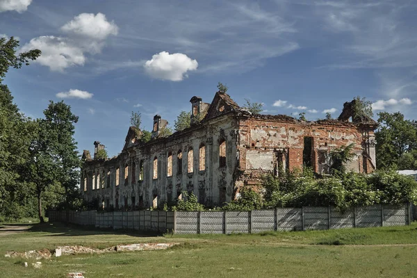 Yanmış barok saray kalıntıları 