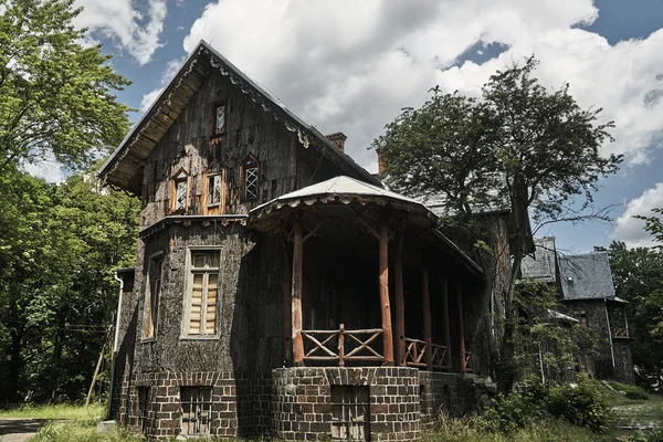 Historisches Jagdhaus mit einer mit Rinde aus Korkeiche verkleideten Fassade — Stockfoto