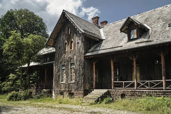 Исторический охотничий домик с фасадом, выложенным корой из пробкового дуба — стоковое фото