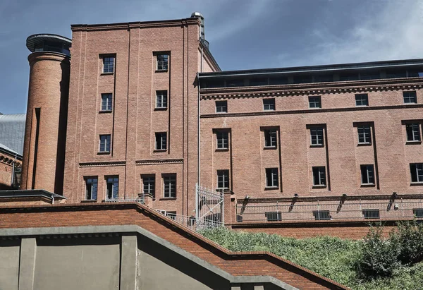 Muur rode-bakstenen gebouw met trap — Stockfoto