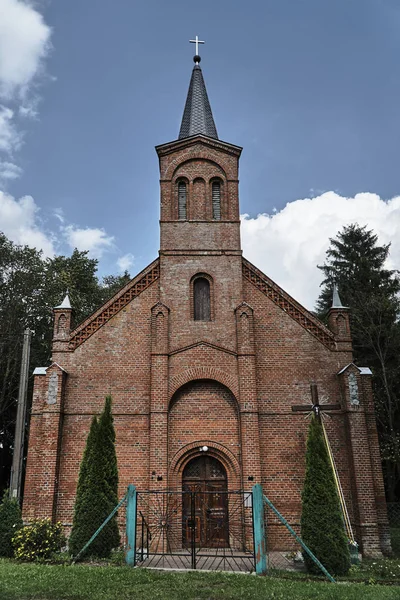 Chiesa neogotica con campanile — Foto Stock