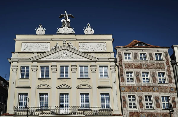 Fassaden und Dächer der Häuser — Stockfoto