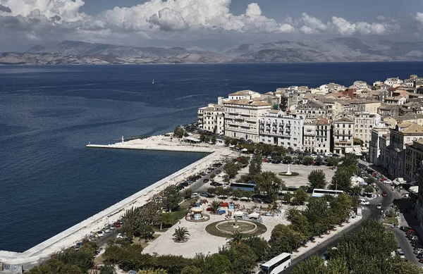 Cidade velha e mar na ilha de Corfu — Fotografia de Stock