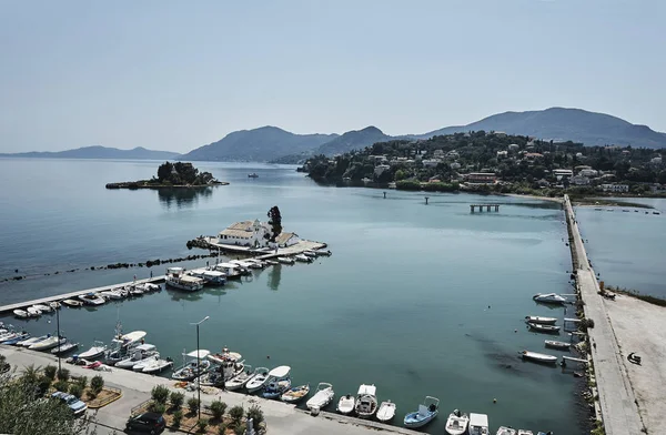 Mosteiro de Panagia Vlacherna na ilha grega — Fotografia de Stock