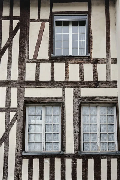 Fenêtres de bâtiment à ossature de bois — Photo
