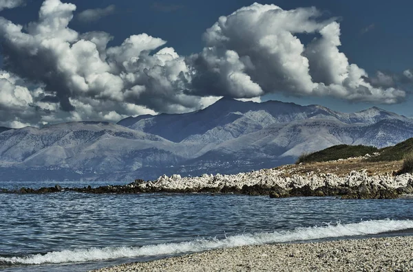 Arnavutluk'ta dağlara Korfu Adası'ndan görüntüleyin.
