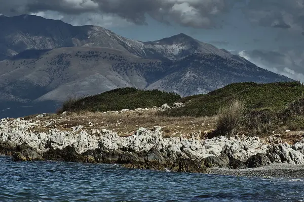 Vue sur les montagnes en Albanie depuis l "île de Corfou — Photo