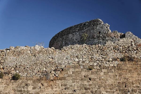 Fragmento de una muralla defensiva medieval Fortaleza veneciana — Foto de Stock