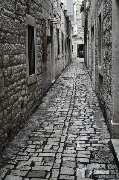 Bir ortaçağ Arnavut kaldırımlı sokakta — Stok fotoğraf