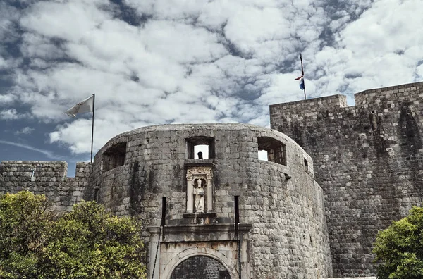 Medieval gate and ramparts — Stock Photo, Image