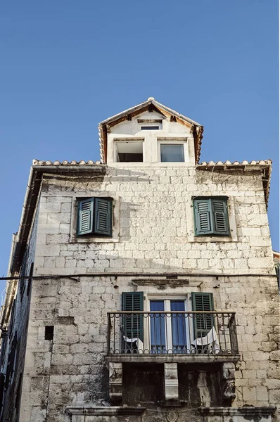 Casa in pietra con balcone — Foto Stock