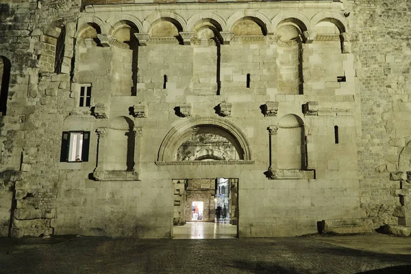 De stenen poort van het paleis van Diocletianus — Stockfoto