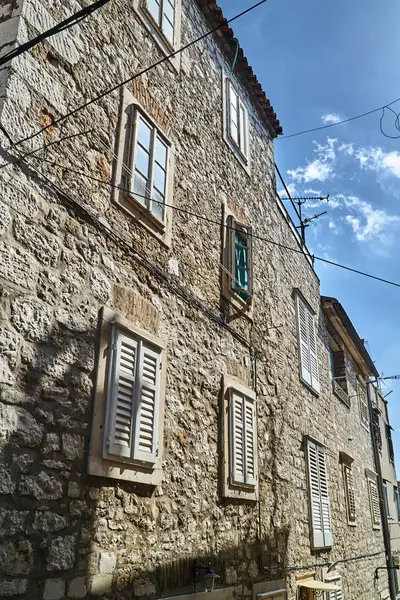 Rua com casas de arrendamento de pedra — Fotografia de Stock