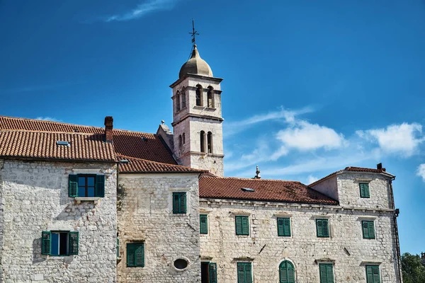 Case in pietra e campanile chiesa — Foto Stock