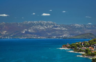 Yalı, dağlar ve şehir