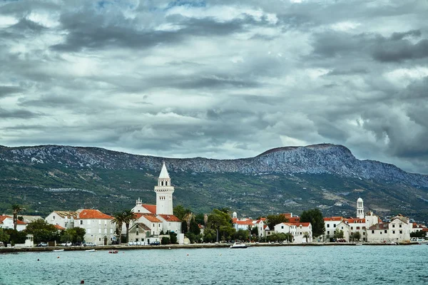 A Kastel város az Adriai-tenger partján — Stock Fotó