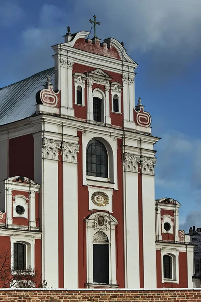 中世防御的な壁の背後にあるバロック様式のカトリック教会 — ストック写真