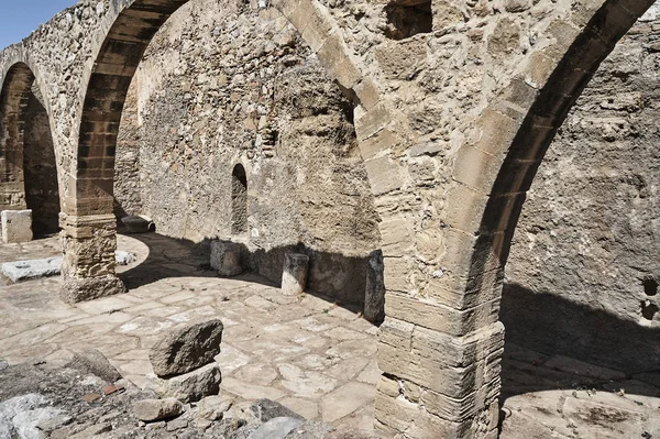 Ruinas de piedra del antiguo acueducto — Foto de Stock