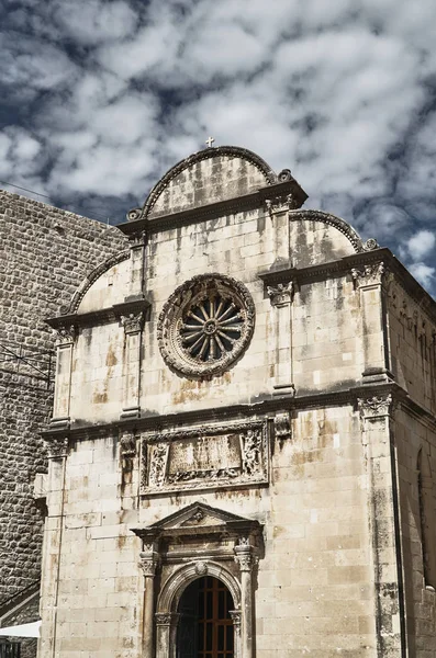 Fassade einer mittelalterlichen Kirche in der Stadt Dubrovnik — Stockfoto