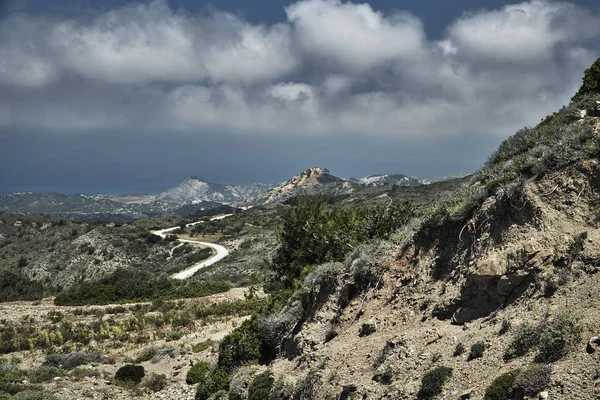 Camino en las montañas de la isla — Foto de Stock