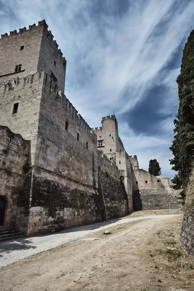 A várárok és a középkori vár tornyokkal — Stock Fotó