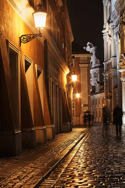 Regenachtige wandeling de geplaveide straat 's nachts — Stockfoto