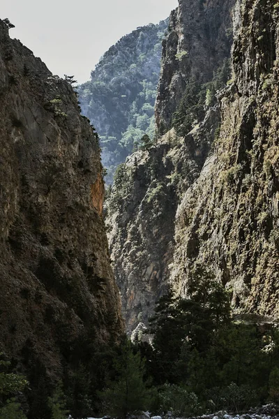 Skalnatá soutěska Samaria na ostrově Kréta — Stock fotografie