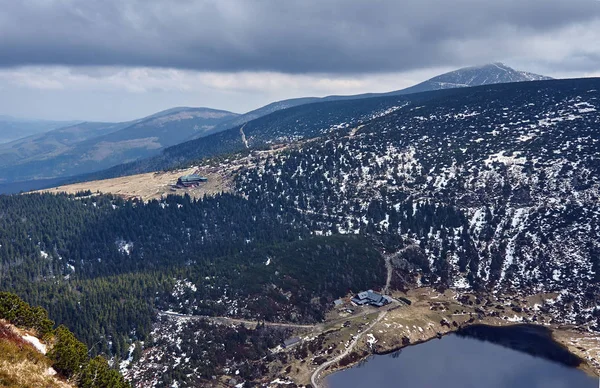 Küçük gölet ve Giant Mountains içinde sığınak — Stok fotoğraf