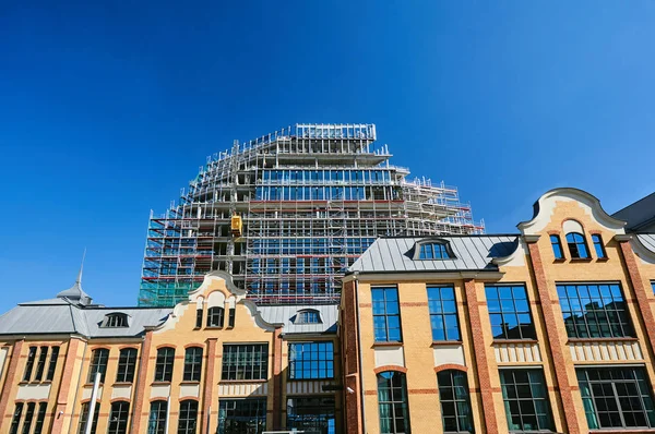 Eski baskı ve bir gökdelenin metal yapı