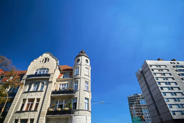 Een gevel van een Art Nouveau herenhuis naast een modernistisch gebouw — Stockfoto