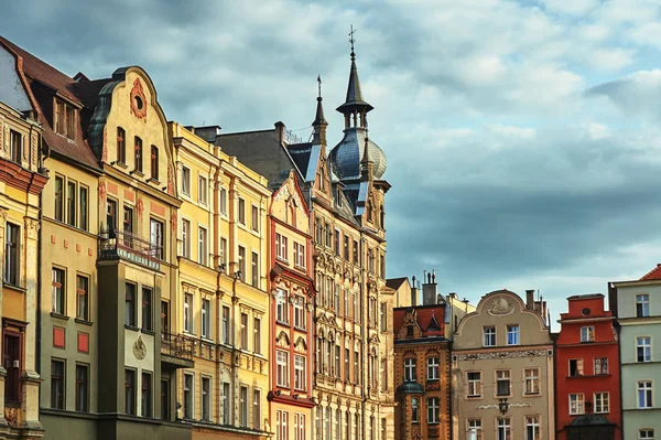 Piyasada bulunan tarihi binada evlerin cepheler